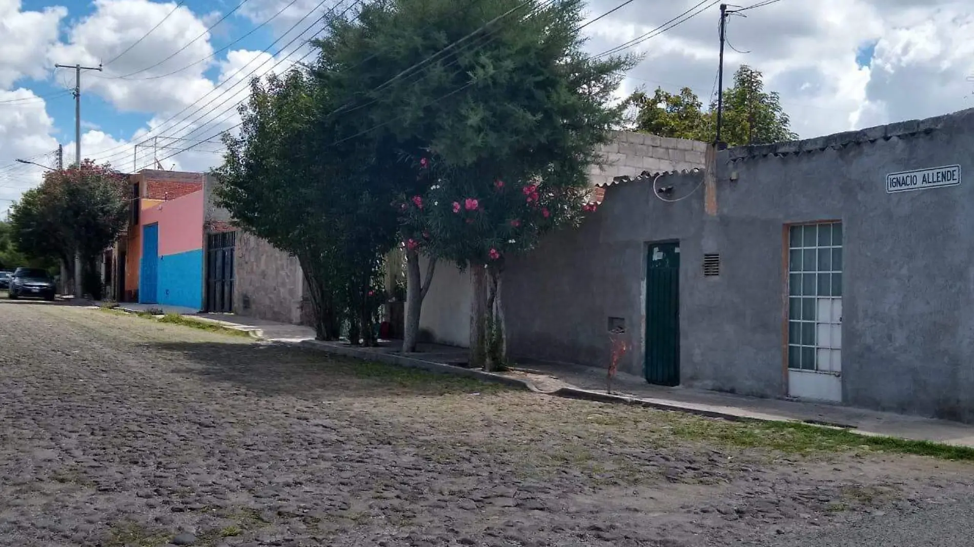 Hay banquetas y calles que permanecen con mucho desgaste por el paso de los años. Foto Dolores Martínez.